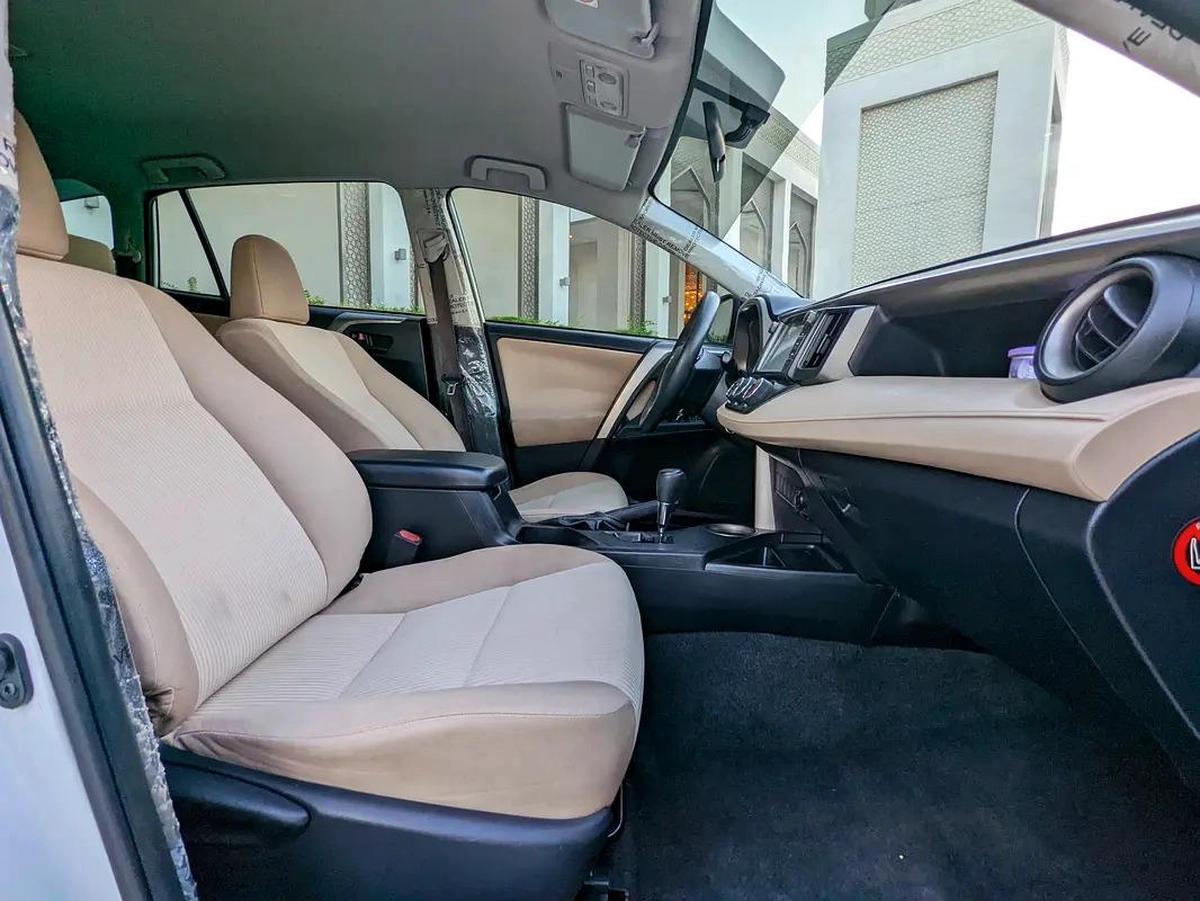 Toyota RAV4 GCC 2014 Prestine Condition Mid Option With Navigation Low KM Perfect Family SUV-3-3