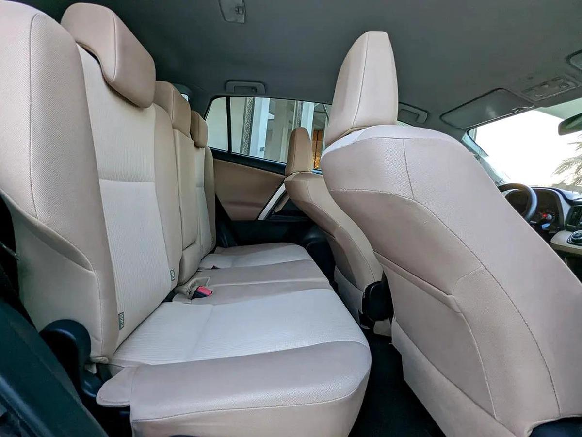 Toyota RAV4 GCC 2014 Prestine Condition Mid Option With Navigation Low KM Perfect Family SUV-7-7