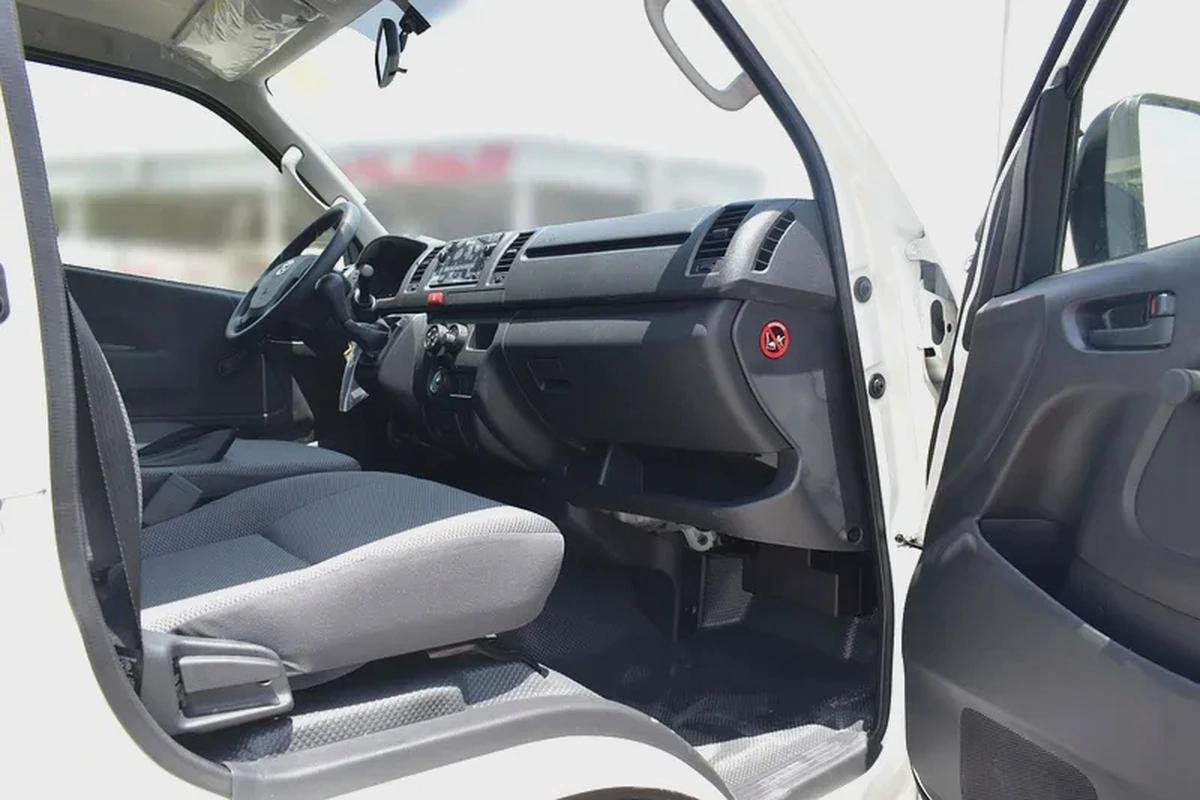 Toyota Hiace Standard-11-11