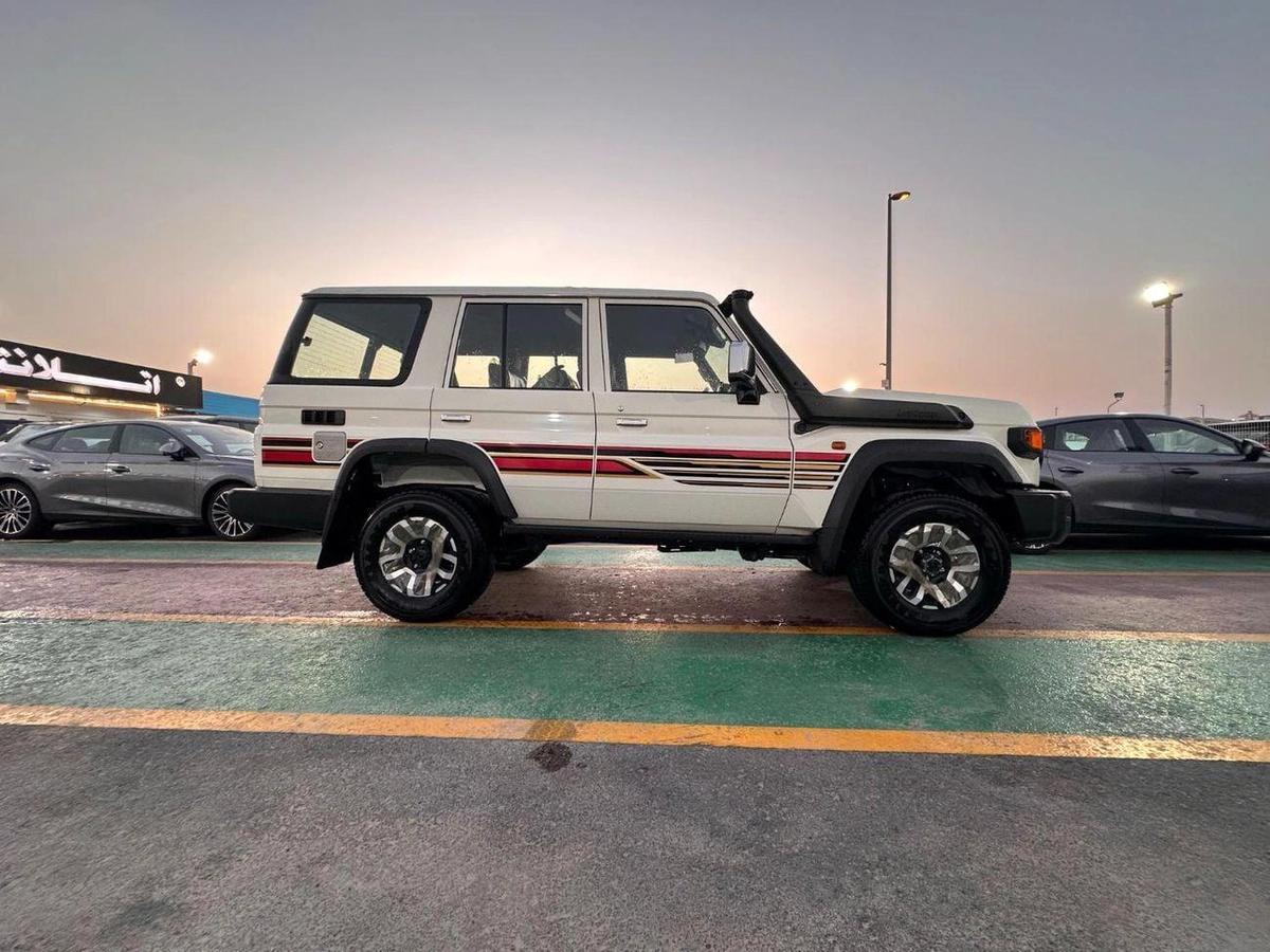 Toyota Land Cruiser 70 LX 2.8L LX 2.8L-5-5