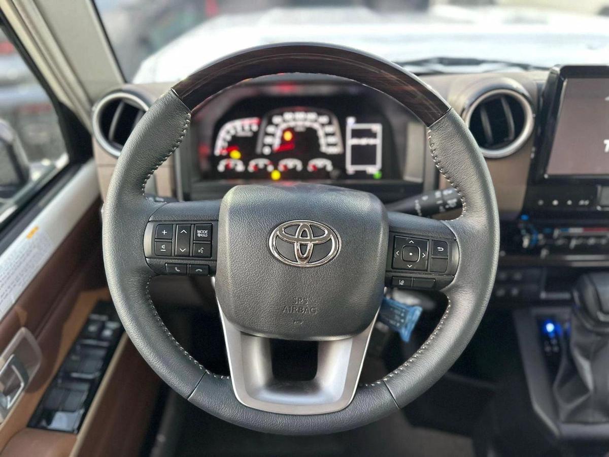 Toyota Land Cruiser 70 LX 2.8L LX 2.8L-8-8
