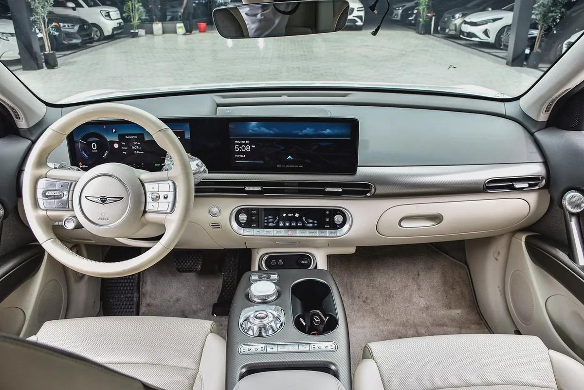 Genesis GV70 Electric 2022 | Korean Specs | Clean Title | 26K KM | White | جينسس GV70 كهرباء 2022-9-9