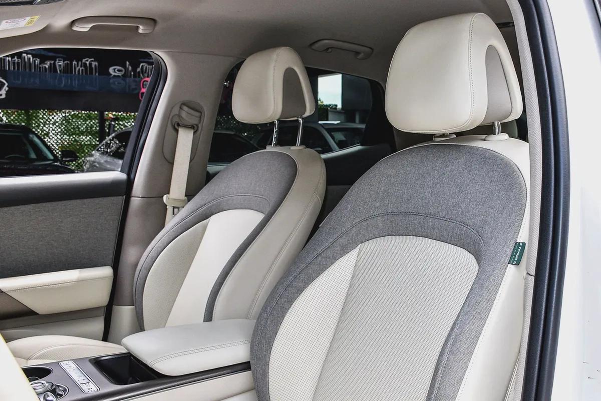 Genesis GV70 Electric 2022 | Korean Specs | Clean Title | 26K KM | White | جينسس GV70 كهرباء 2022-11-11