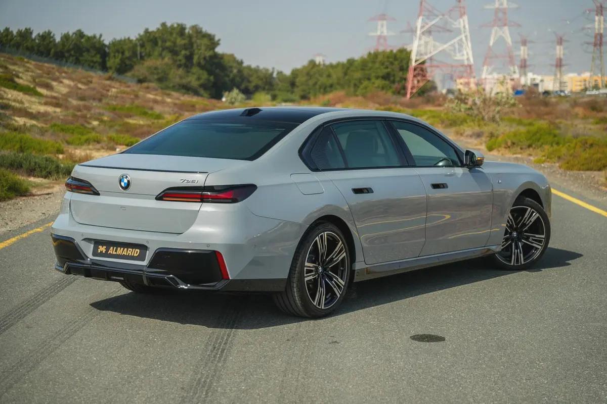 BMW 735i M Sport Individual – 2026 | GCC | Only 2,478 KM | AED 419,000-2-2