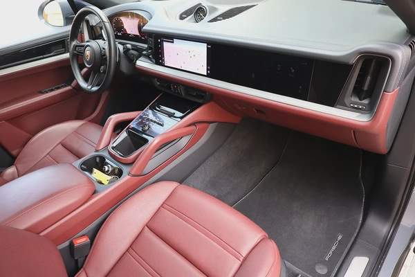 PORSCHE CAYENNE COUPE V6 3.0L - GCC SPECS -UNDER WARRANTY - ACCIDENT FREE - FULL SERVICE HISTORY -