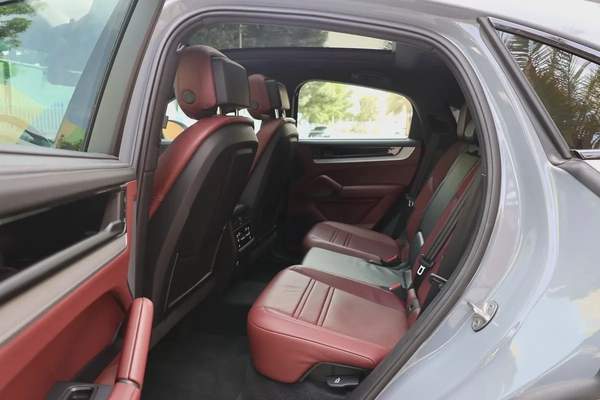 PORSCHE CAYENNE COUPE V6 3.0L - GCC SPECS -UNDER WARRANTY - ACCIDENT FREE - FULL SERVICE HISTORY -