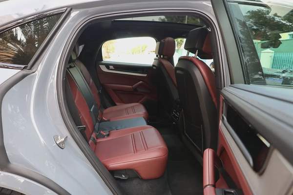 PORSCHE CAYENNE COUPE V6 3.0L - GCC SPECS -UNDER WARRANTY - ACCIDENT FREE - FULL SERVICE HISTORY -