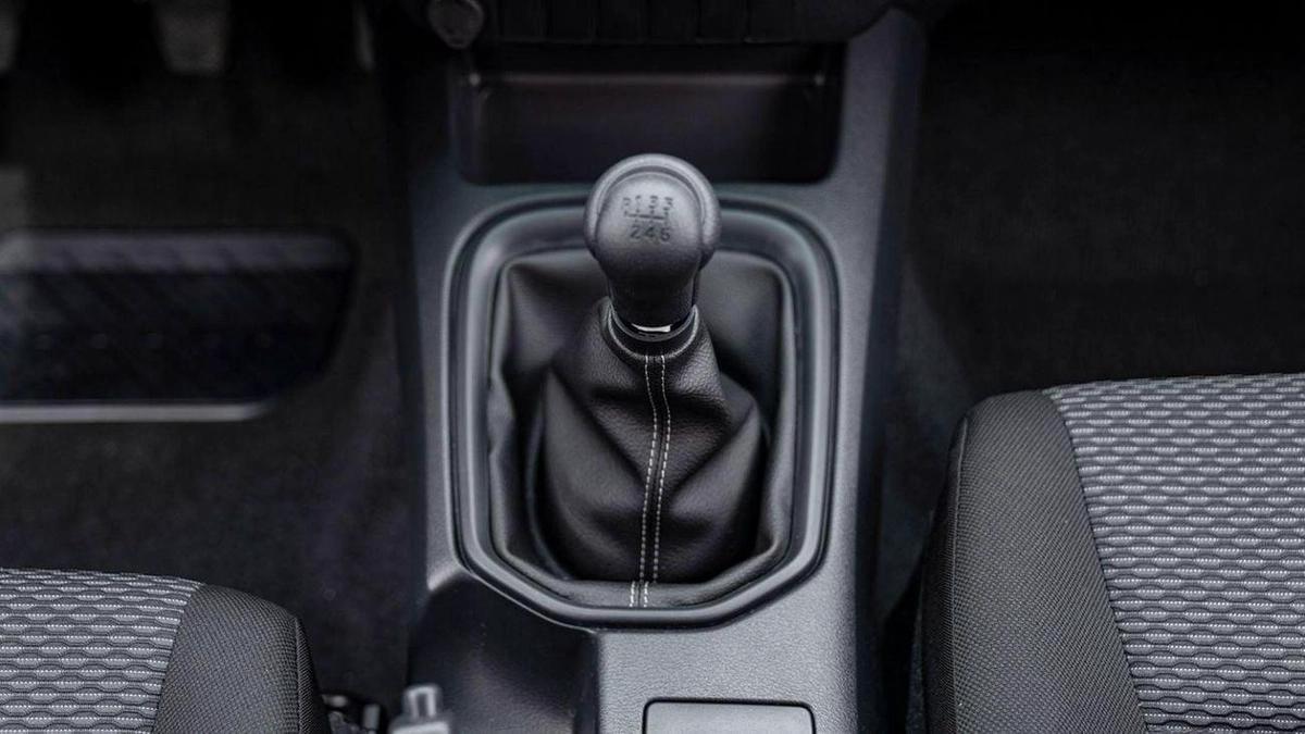 Toyota Hilux Hilux SR5 2.4 Diesel mid option MT2025-12-12