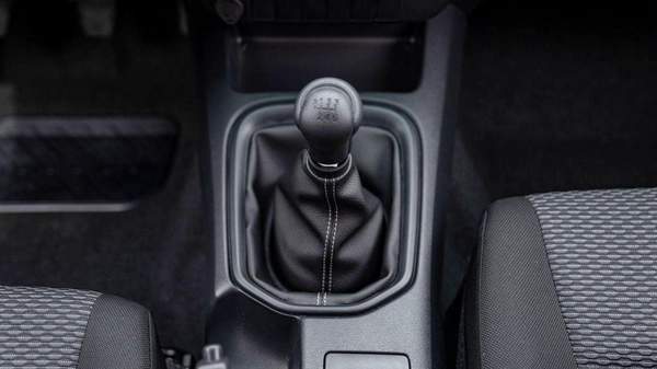 Toyota Hilux Hilux SR5 2.4 Diesel mid option MT2025