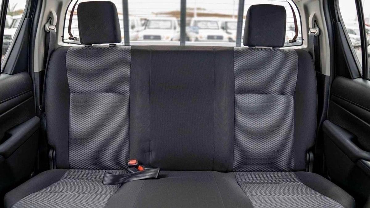 Toyota Hilux Hilux SR5 2.4 Diesel mid option MT2025-16-16