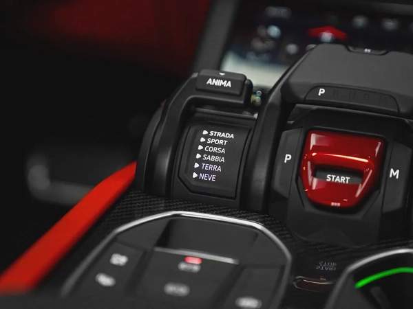 BRAND NEW 2025 URUS SE - CARBON PACKAGE - BICOLORE SPORTIVO