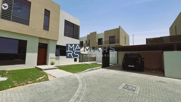 End Unit Villa With Study Room in Excellent Community