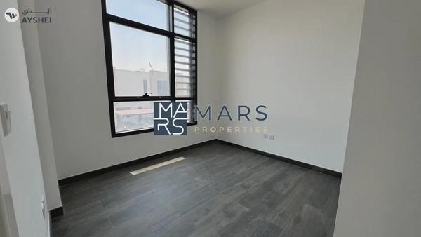 End Unit Villa With Study Room in Excellent Community