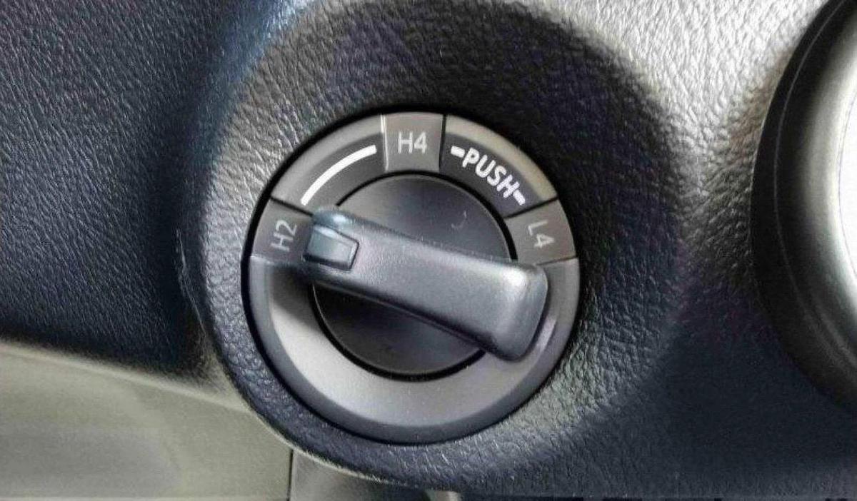 Toyota Hilux Toyota Hilux Mid option 2.4L Diesel MT MY2025-14-14