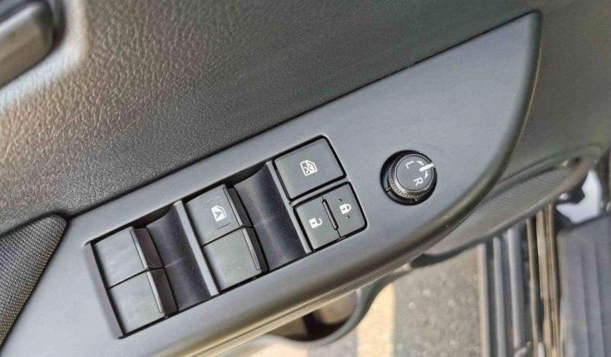 Toyota Hilux Toyota Hilux Mid option 2.4L Diesel MT MY2025-16-16