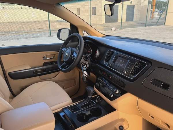 كيا كرنفال 2018 نظيفه جدا خليجي