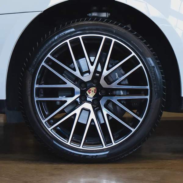 AED 4,407 pm • 0% Downpayment • Porsche Macan Chrono Package • 1 Year Warranty