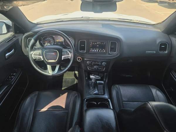 دودج تشارجر 2017 مواصفات امريكية 6 سلندر بحالة جيدة