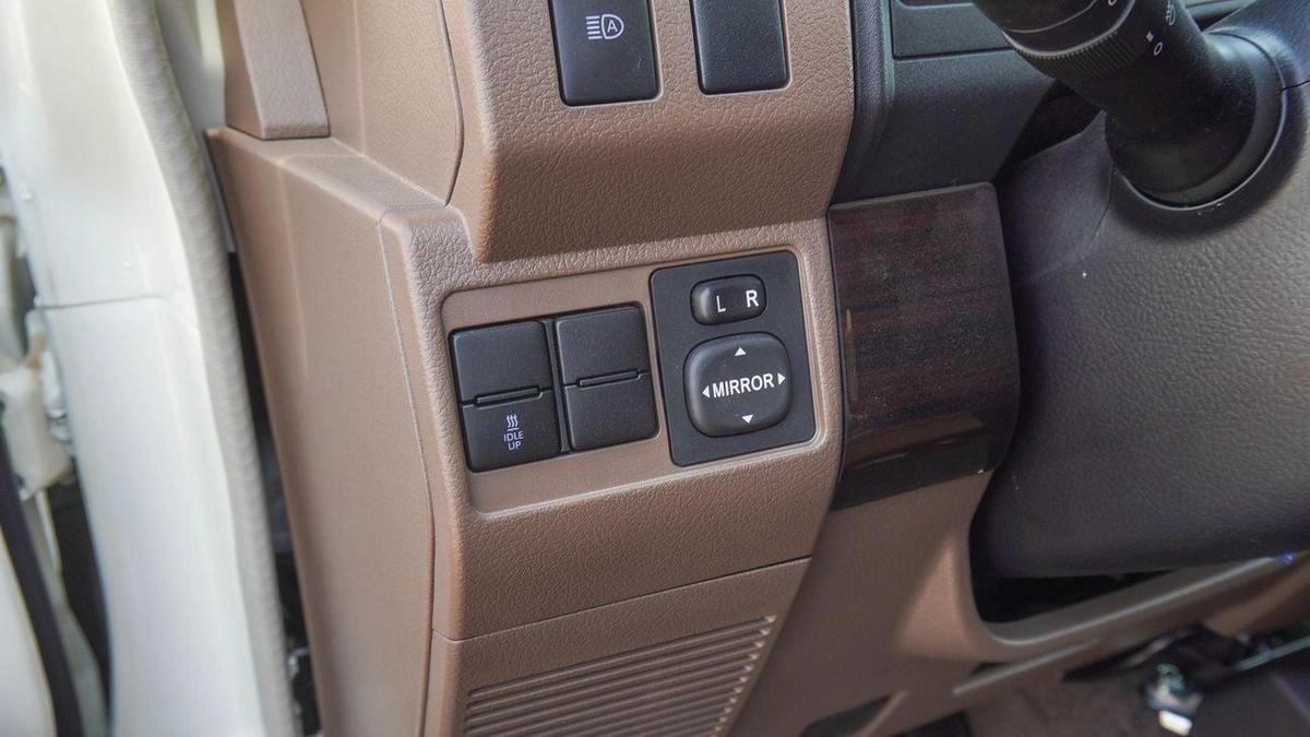 Toyota Land Cruiser 70 2.8L DIESEL Oman Specs-5-5