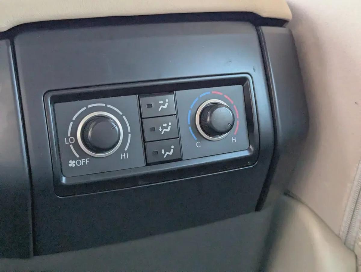 2023 TOYOTA PRADO GCC V4 2.7L ORIGINAL PAINT ACCIDENT FREE IN EXCELLENT CONDITION-6-6