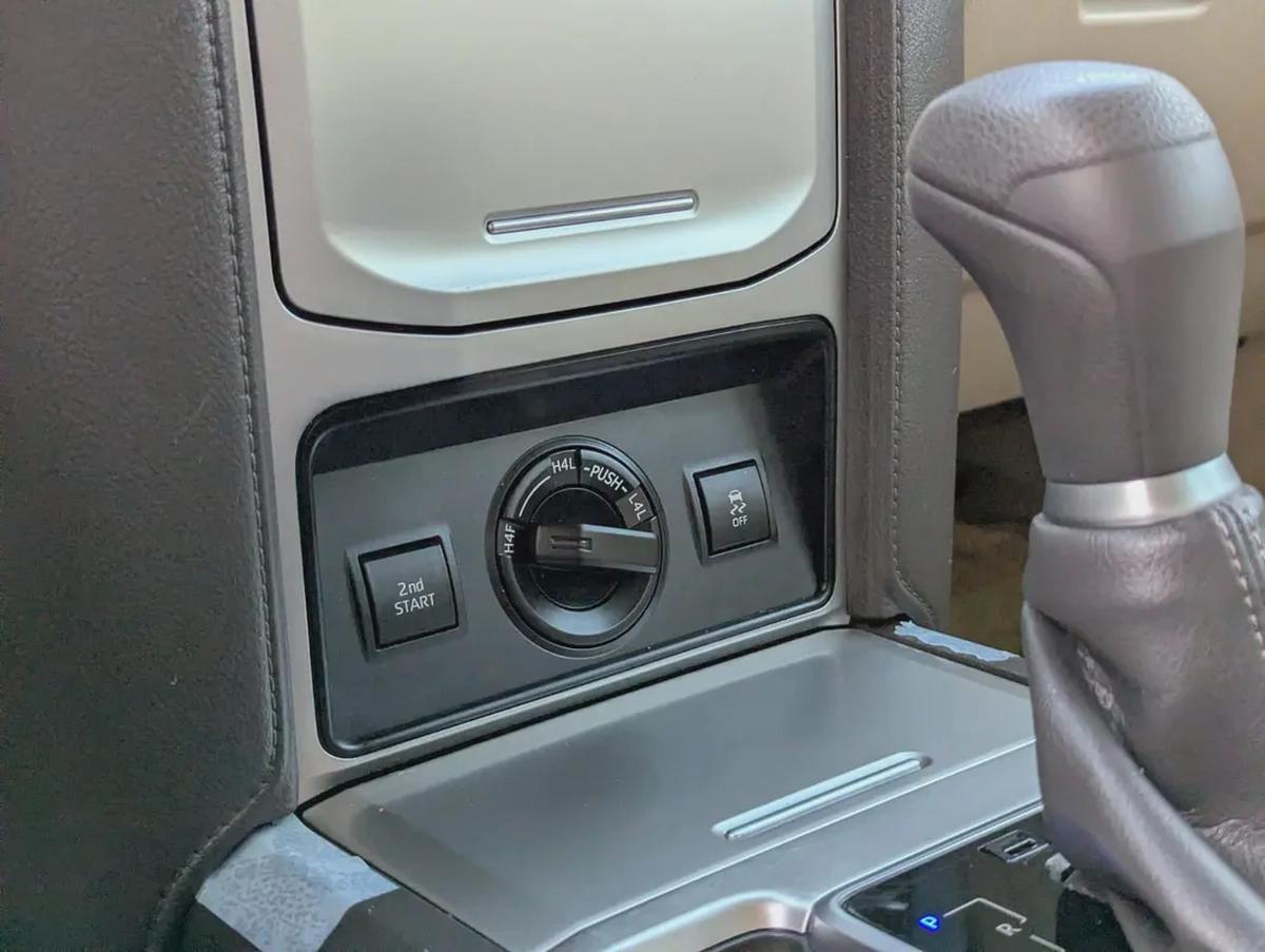 2023 TOYOTA PRADO GCC V4 2.7L ORIGINAL PAINT ACCIDENT FREE IN EXCELLENT CONDITION-7-7