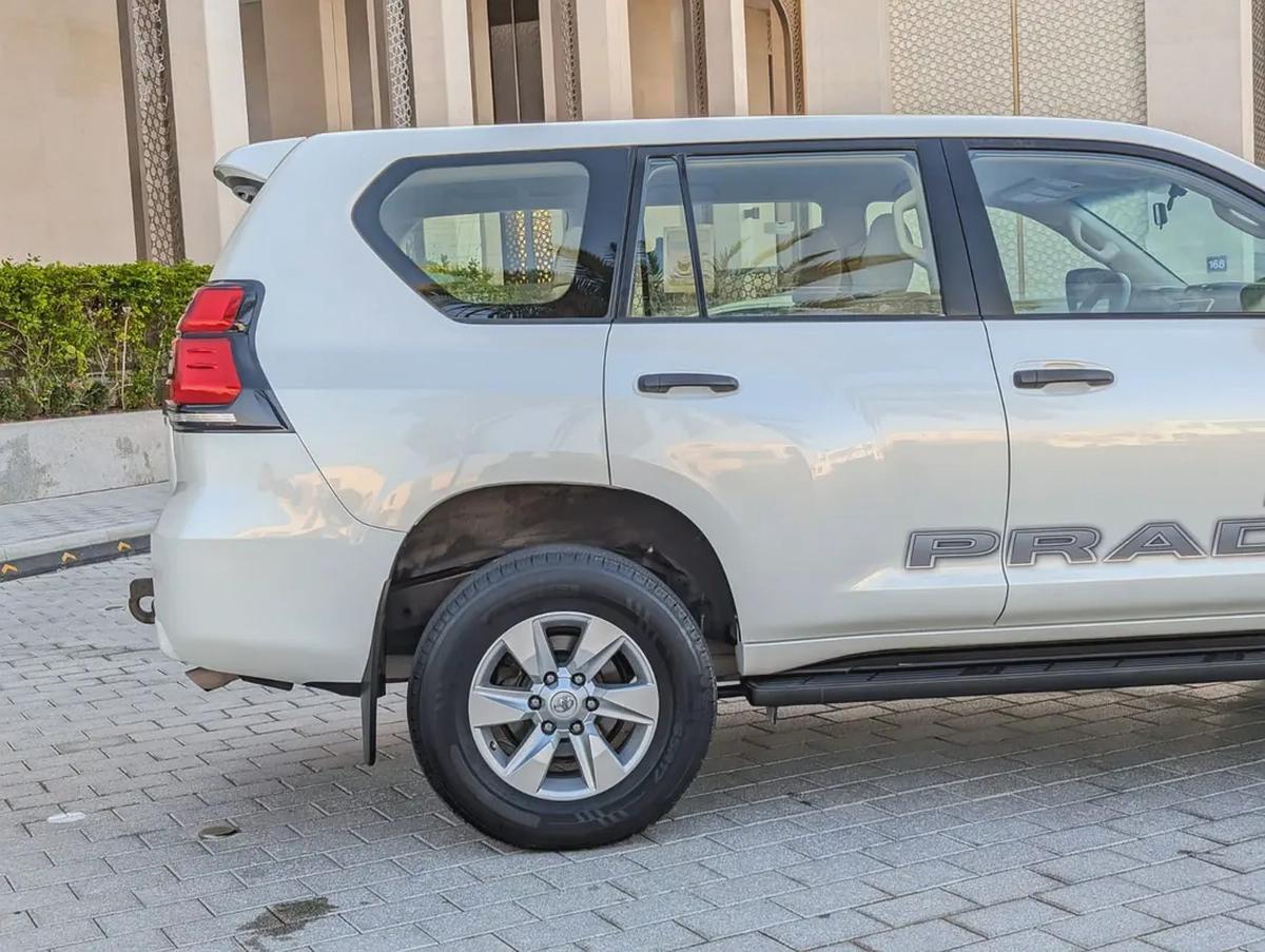 2023 TOYOTA PRADO GCC V4 2.7L ORIGINAL PAINT ACCIDENT FREE IN EXCELLENT CONDITION-10-10