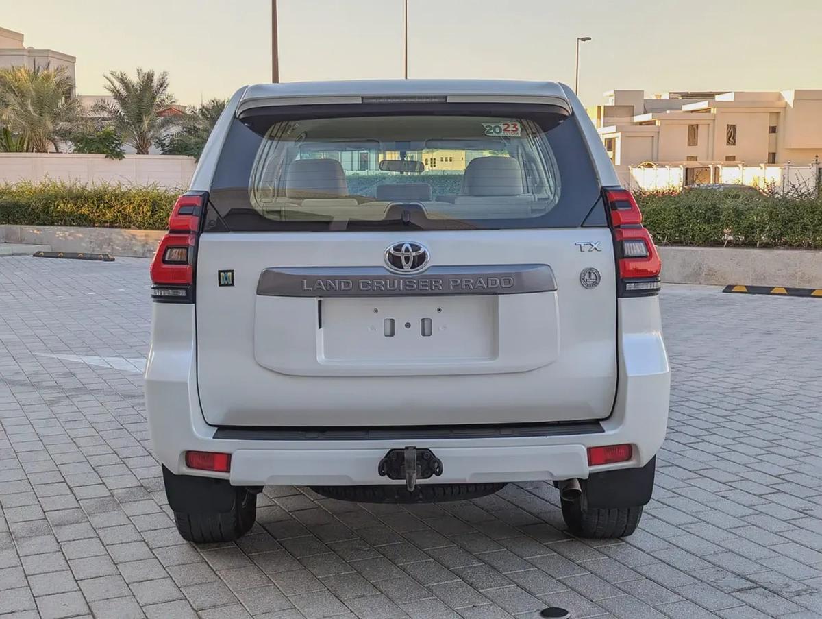 2023 TOYOTA PRADO GCC V4 2.7L ORIGINAL PAINT ACCIDENT FREE IN EXCELLENT CONDITION-16-16