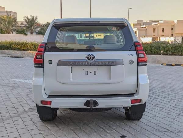 2023 TOYOTA PRADO GCC V4 2.7L ORIGINAL PAINT ACCIDENT FREE IN EXCELLENT CONDITION