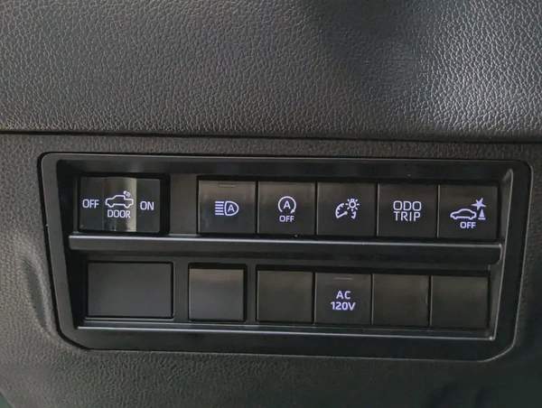 2022 TOYOTA TUNDRA CREWMAX LIMITED EDITION 4X4 PANORAMIC ROOF IN EXCELLENT CONDITION