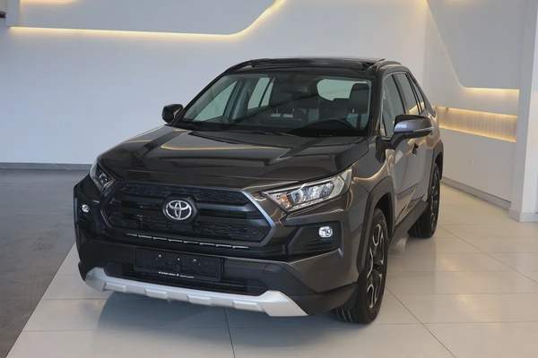 RAV4 ADVENTURE 4WD - GCC SPECS - ACCIDENT FREE - FULL SERVICE HISTORY - UNDER WARRANTY -