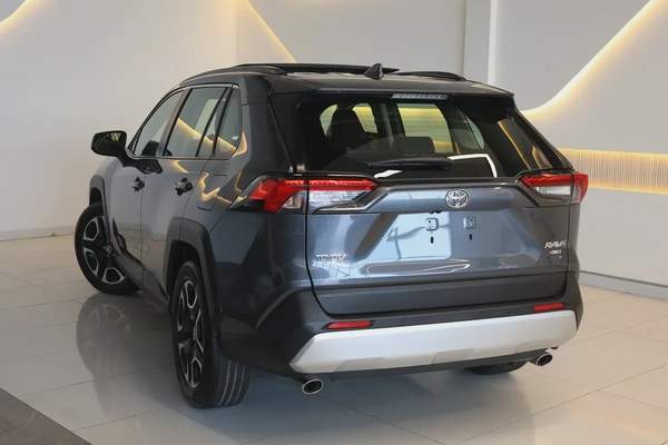 RAV4 ADVENTURE 4WD - GCC SPECS - ACCIDENT FREE - FULL SERVICE HISTORY - UNDER WARRANTY -