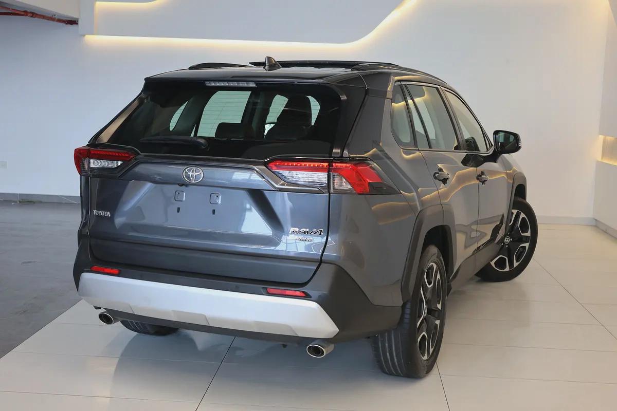 RAV4 ADVENTURE 4WD - GCC SPECS - ACCIDENT FREE - FULL SERVICE HISTORY - UNDER WARRANTY --5-5