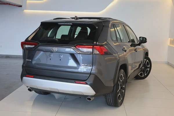 RAV4 ADVENTURE 4WD - GCC SPECS - ACCIDENT FREE - FULL SERVICE HISTORY - UNDER WARRANTY -