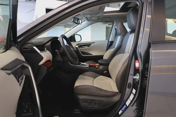 RAV4 ADVENTURE 4WD - GCC SPECS - ACCIDENT FREE - FULL SERVICE HISTORY - UNDER WARRANTY -