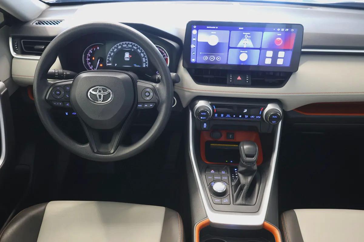 RAV4 ADVENTURE 4WD - GCC SPECS - ACCIDENT FREE - FULL SERVICE HISTORY - UNDER WARRANTY --13-13