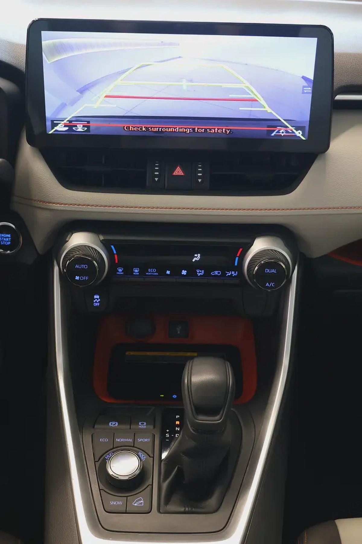 RAV4 ADVENTURE 4WD - GCC SPECS - ACCIDENT FREE - FULL SERVICE HISTORY - UNDER WARRANTY --14-14