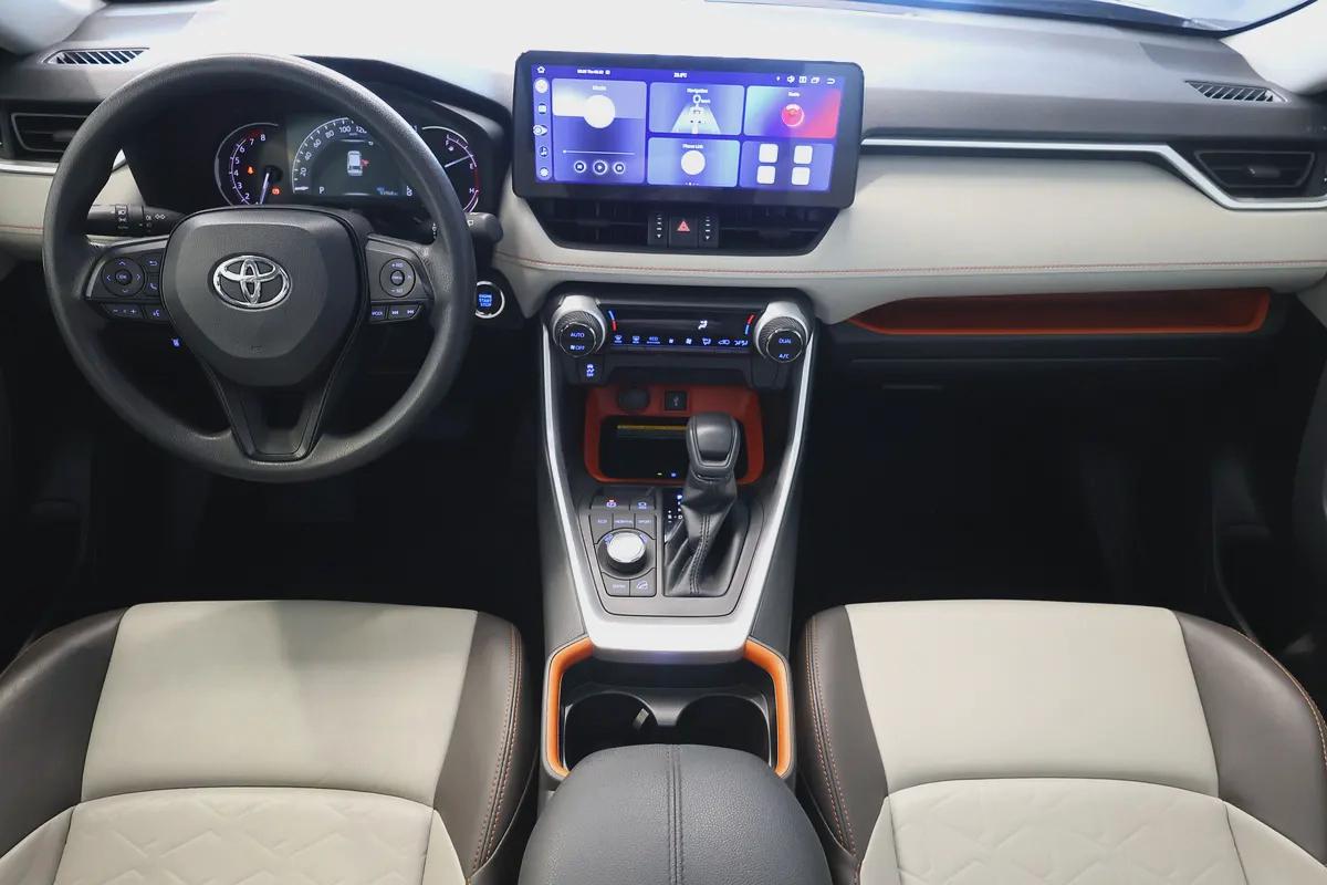 RAV4 ADVENTURE 4WD - GCC SPECS - ACCIDENT FREE - FULL SERVICE HISTORY - UNDER WARRANTY --15-15