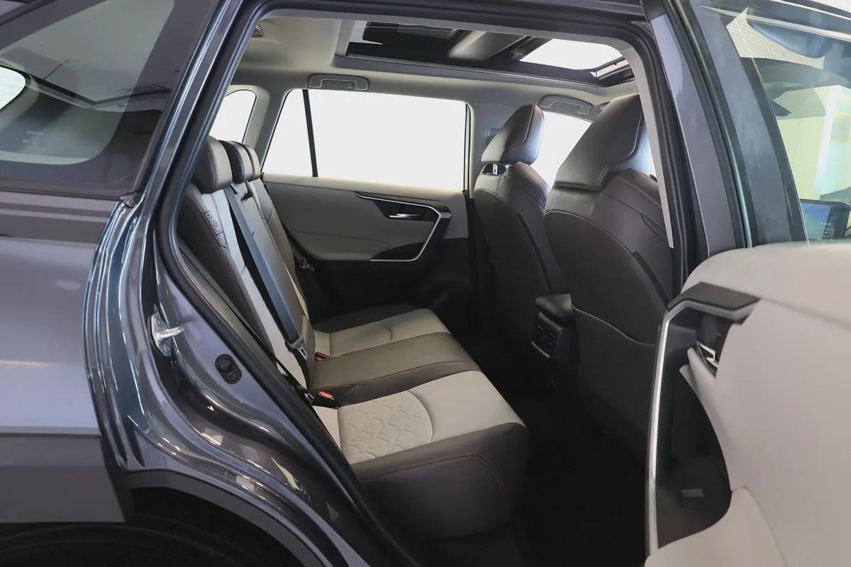 RAV4 ADVENTURE 4WD - GCC SPECS - ACCIDENT FREE - FULL SERVICE HISTORY - UNDER WARRANTY --18-18