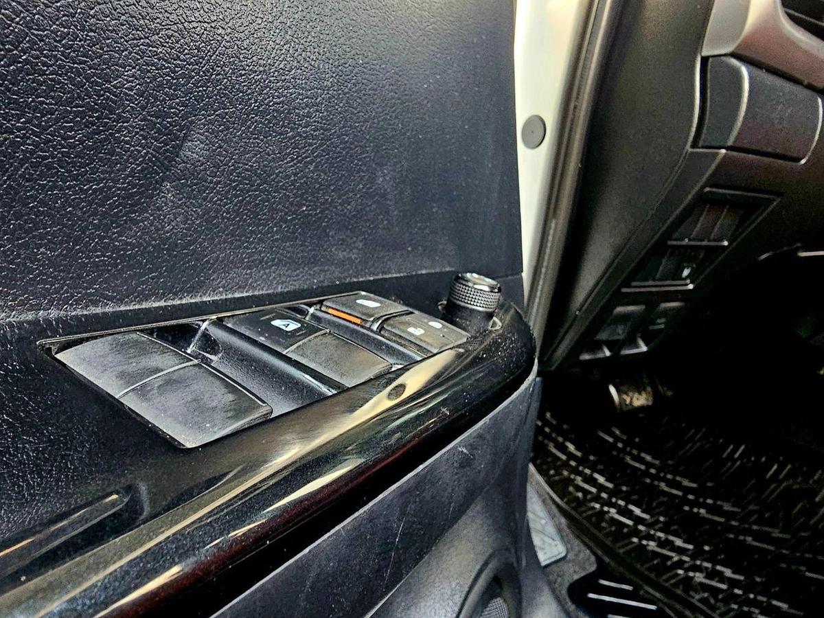 Toyota Hilux HILUX SR5/ AUTO GEAR/ AUTO WINDOW/ WIDE BODY/ CHROME BUMPER-17-17