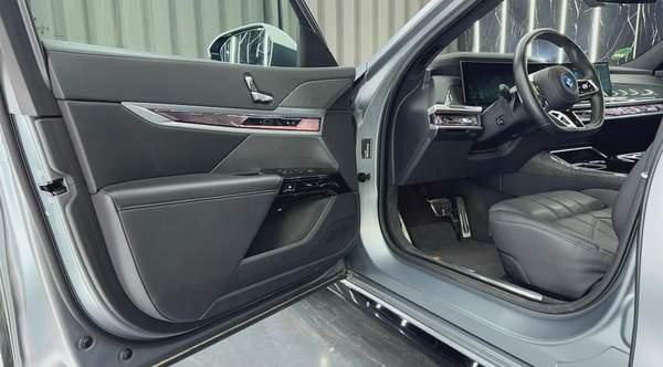 BMW i7 60 2022 European specs for 299,000.00 AED