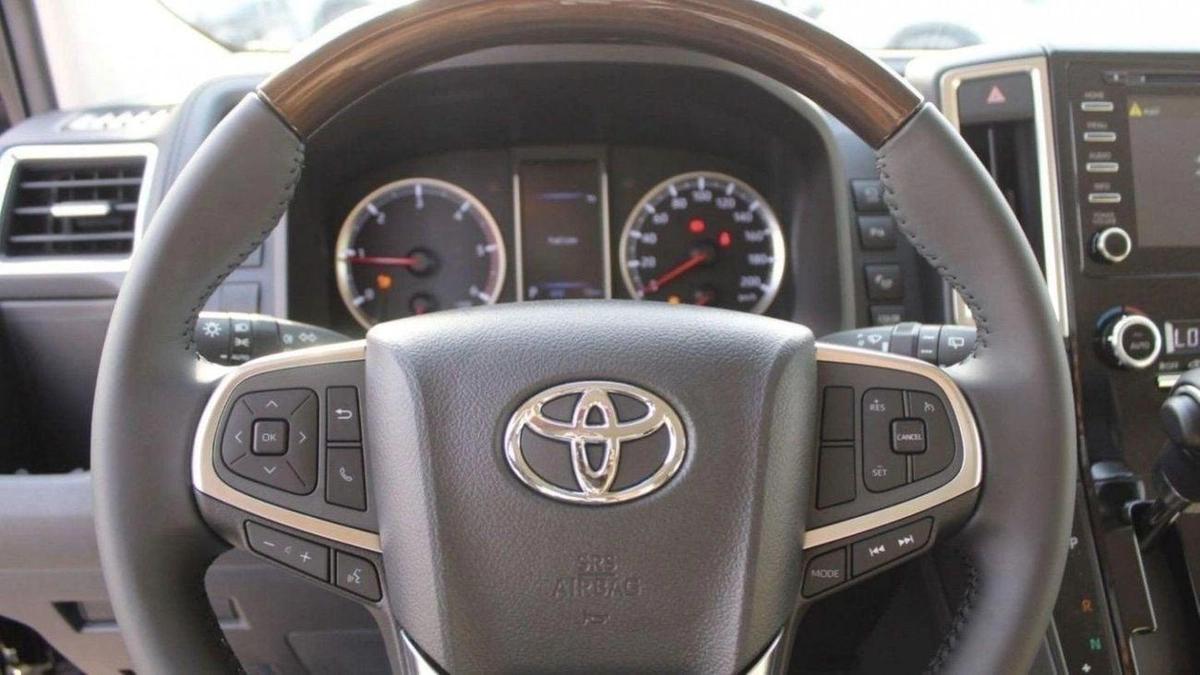 Toyota Granvia-6-6