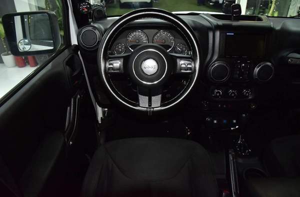 Jeep Wrangler Unlimited Sport ( 2014 Model ) in White Color GCC Specs