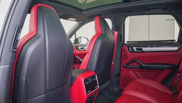 Special Offer | AED 4,217 PM | SportDesign, Exclusive Order | Cayenne Platinum Edition