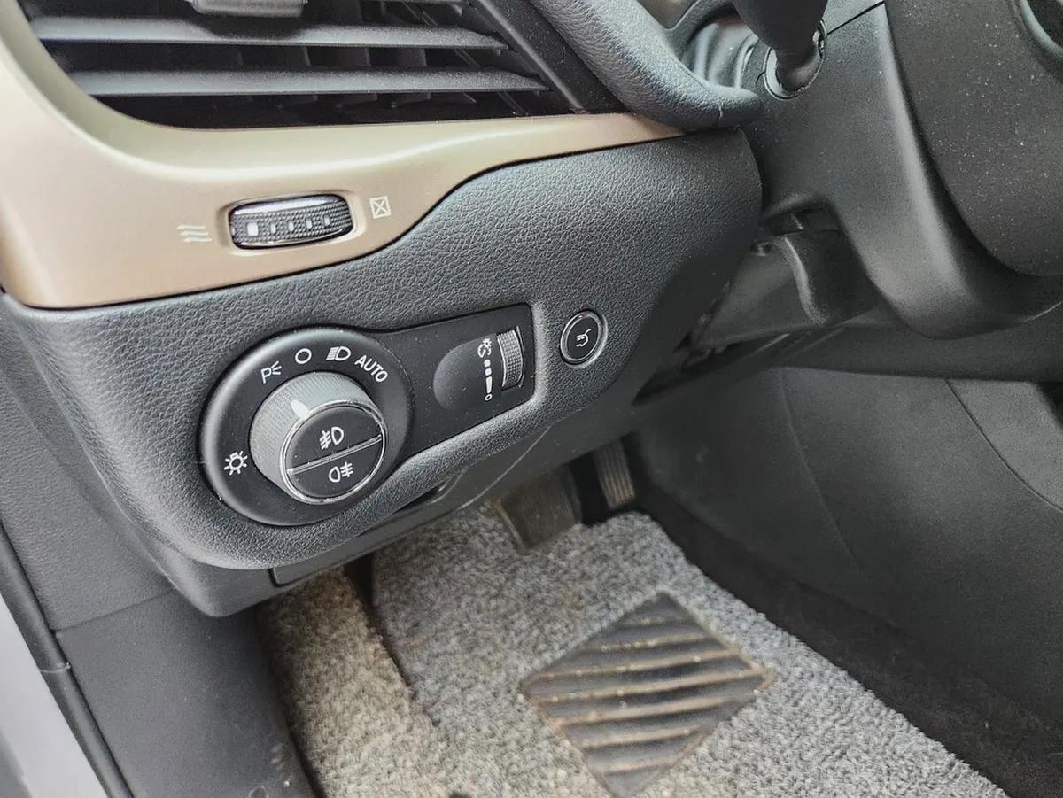 JEEP CHEROKEE (D) 2.0 LONGITUDE AWD-14-14