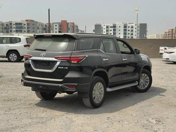 2025 TOYOTA FORTUNER 4.0 V BLACK | BEIGE