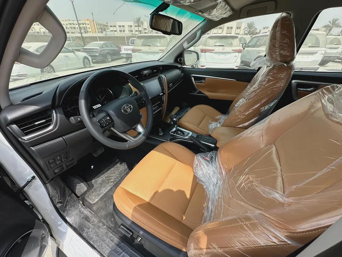 2025 TOYOTA FORTUNER 4.0 V BLACK | BEIGE-4-4