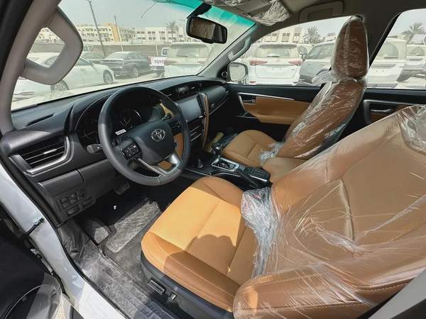 2025 TOYOTA FORTUNER 4.0 V BLACK | BEIGE