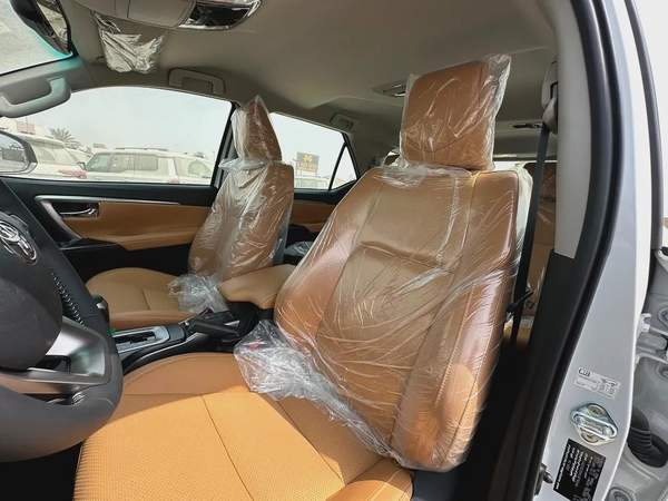 2025 TOYOTA FORTUNER 4.0 V BLACK | BEIGE