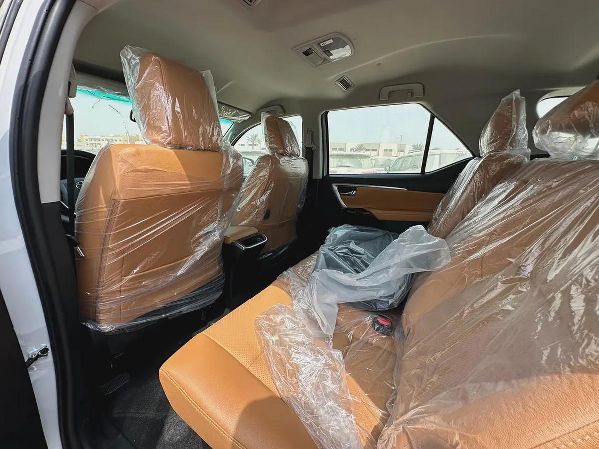 2025 TOYOTA FORTUNER 4.0 V BLACK | BEIGE-6-6