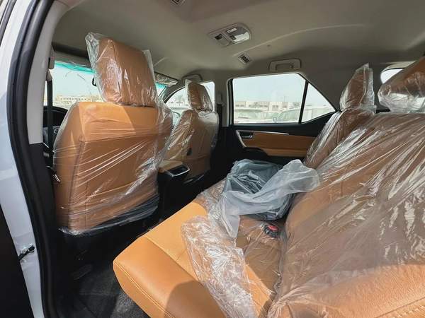 2025 TOYOTA FORTUNER 4.0 V BLACK | BEIGE